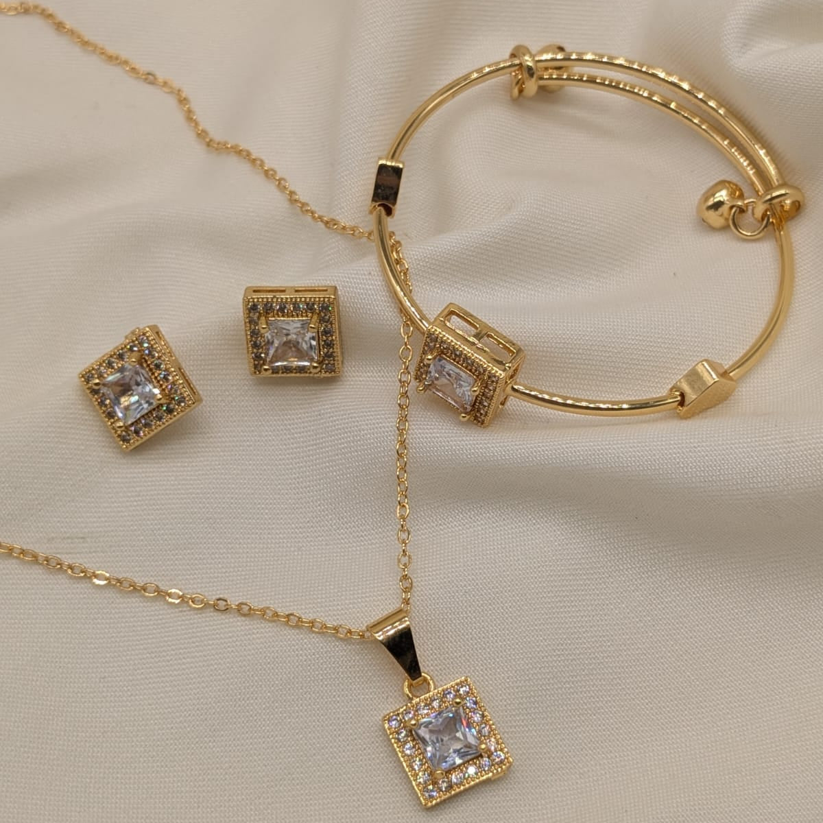 Zircon locket set with adjustable size bracelet