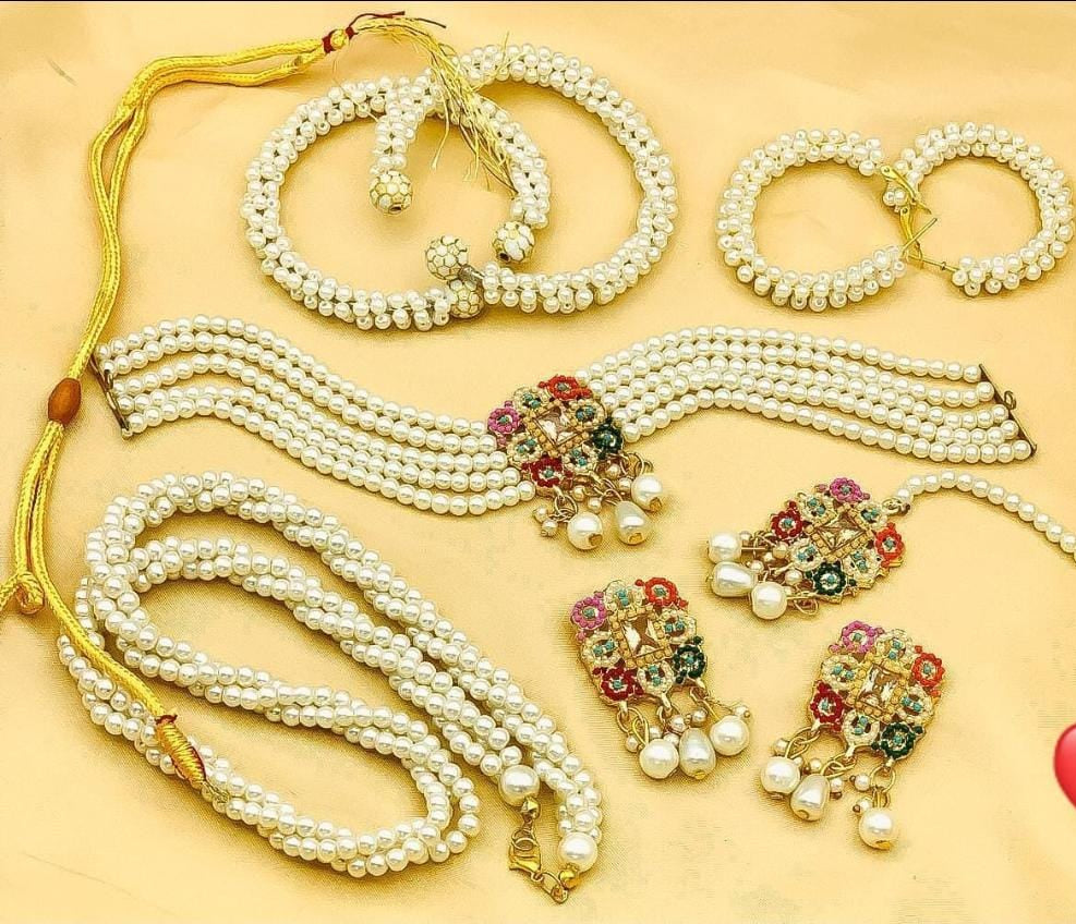 Beautiful nauratan chokar set
