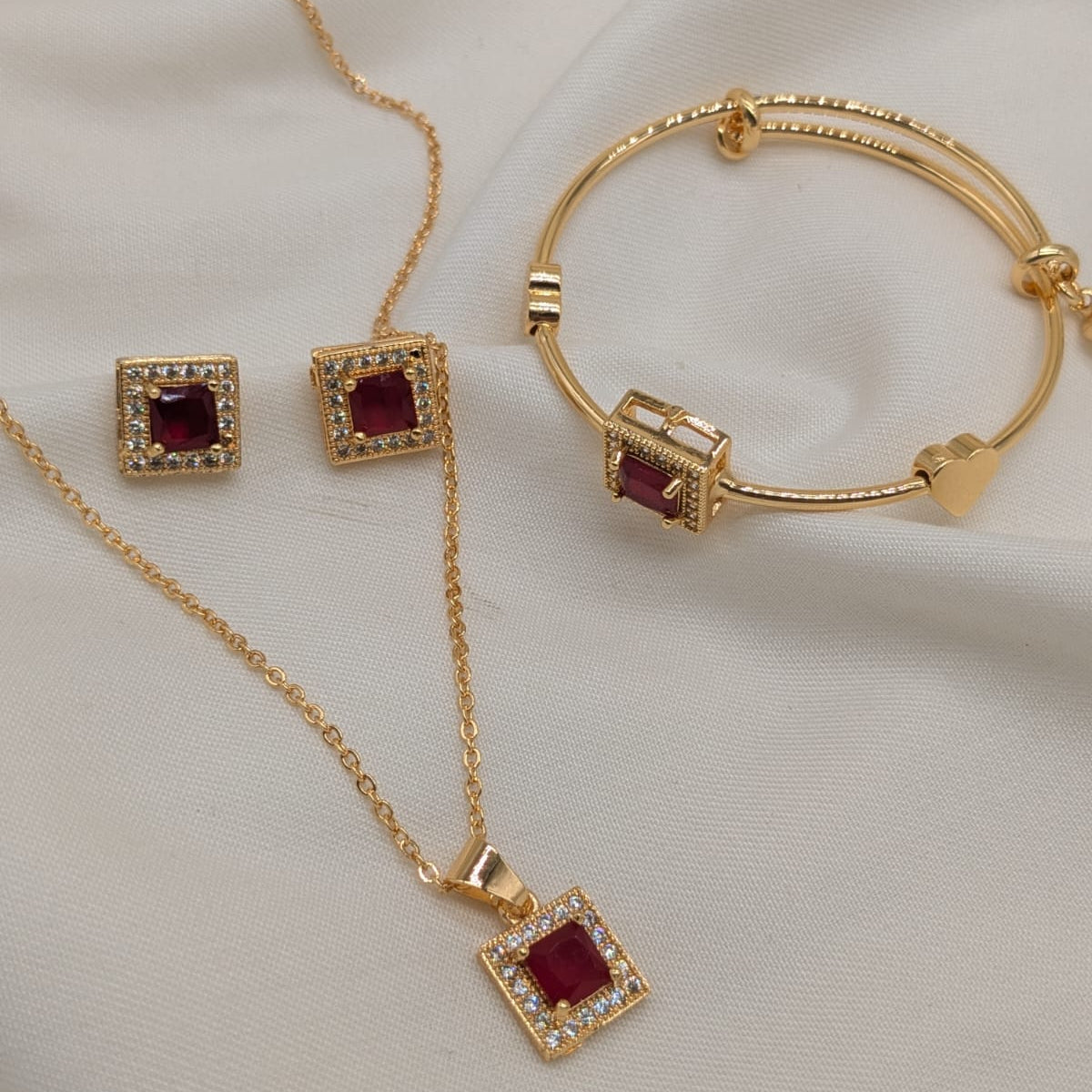 Zircon locket set with adjustable size bracelet